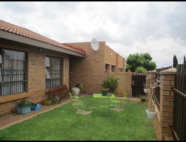 3 BEDROOM TOWNHOUSE FOR SALE IN LANGENHOVENPARK